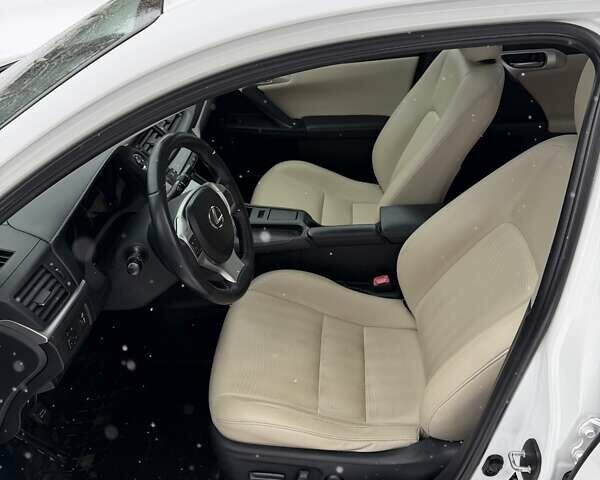 Белый Лексус СТ, объемом двигателя 1.8 л и пробегом 130 тыс. км за 13500 $, фото 9 на Automoto.ua