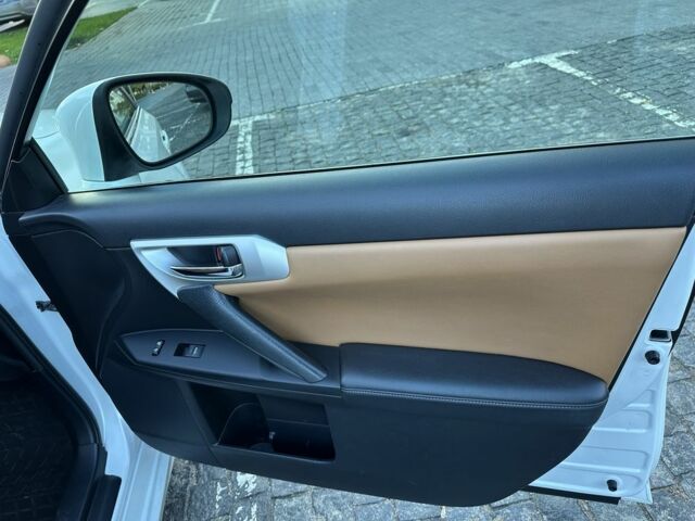 Білий Лексус СТ, об'ємом двигуна 1.8 л та пробігом 270 тис. км за 11250 $, фото 9 на Automoto.ua