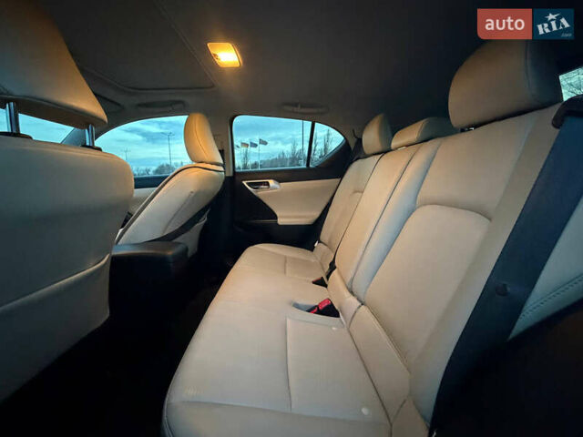 Белый Лексус СТ, объемом двигателя 1.8 л и пробегом 290 тыс. км за 11199 $, фото 6 на Automoto.ua