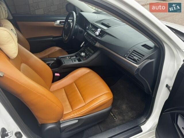 Білий Лексус СТ, об'ємом двигуна 1.8 л та пробігом 288 тис. км за 11500 $, фото 17 на Automoto.ua