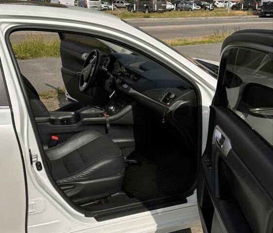 Белый Лексус СТ, объемом двигателя 1.8 л и пробегом 257 тыс. км за 14999 $, фото 11 на Automoto.ua