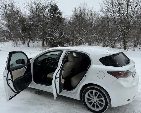 Белый Лексус СТ, объемом двигателя 1.8 л и пробегом 130 тыс. км за 13500 $, фото 4 на Automoto.ua