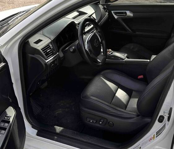 Белый Лексус СТ, объемом двигателя 1.8 л и пробегом 257 тыс. км за 14999 $, фото 17 на Automoto.ua
