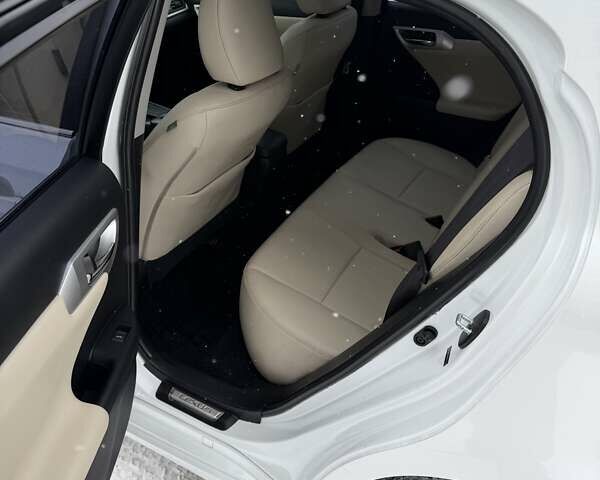 Белый Лексус СТ, объемом двигателя 1.8 л и пробегом 130 тыс. км за 13500 $, фото 10 на Automoto.ua