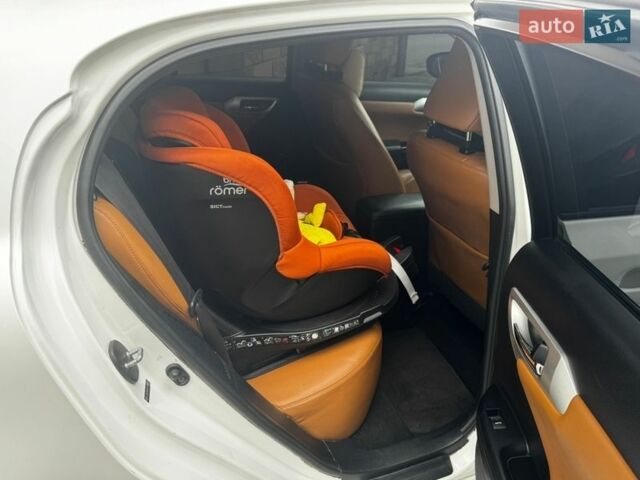 Білий Лексус СТ, об'ємом двигуна 1.8 л та пробігом 288 тис. км за 11500 $, фото 16 на Automoto.ua