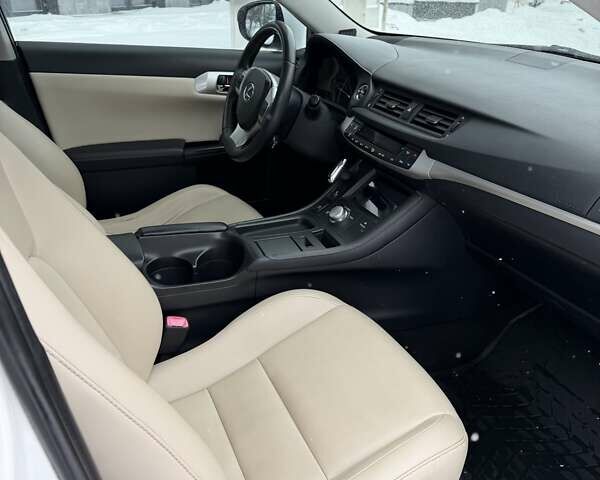 Белый Лексус СТ, объемом двигателя 1.8 л и пробегом 130 тыс. км за 13500 $, фото 7 на Automoto.ua