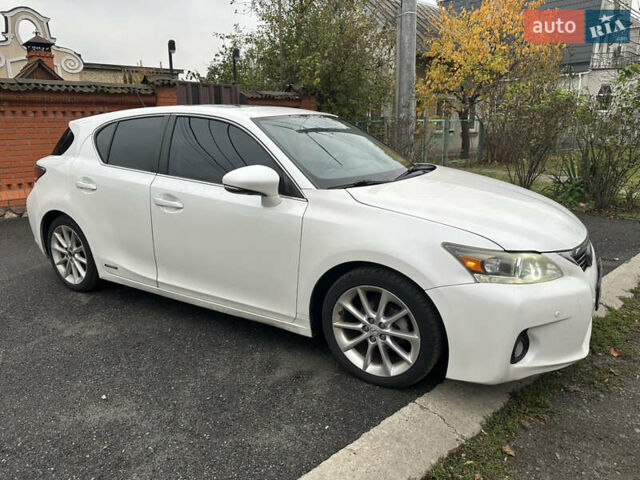 Белый Лексус СТ, объемом двигателя 1.8 л и пробегом 220 тыс. км за 11000 $, фото 2 на Automoto.ua