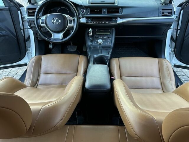 Білий Лексус СТ, об'ємом двигуна 1.8 л та пробігом 270 тис. км за 11250 $, фото 1 на Automoto.ua