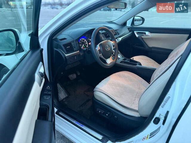 Белый Лексус СТ, объемом двигателя 1.8 л и пробегом 290 тыс. км за 11199 $, фото 5 на Automoto.ua