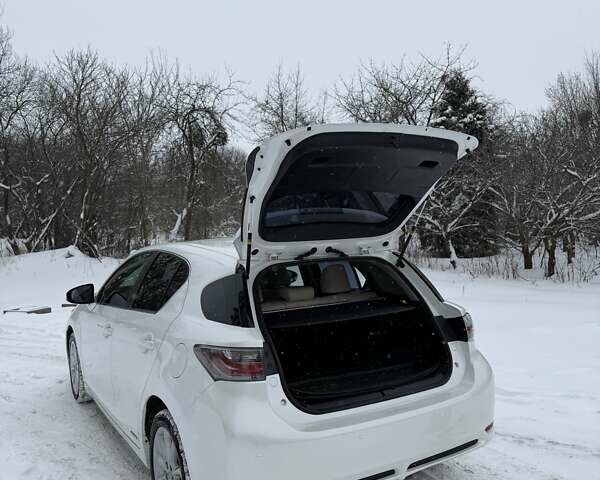 Белый Лексус СТ, объемом двигателя 1.8 л и пробегом 130 тыс. км за 13500 $, фото 20 на Automoto.ua