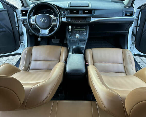 Белый Лексус СТ, объемом двигателя 1.8 л и пробегом 270 тыс. км за 11249 $, фото 9 на Automoto.ua