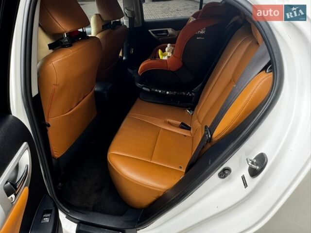 Білий Лексус СТ, об'ємом двигуна 1.8 л та пробігом 288 тис. км за 11500 $, фото 14 на Automoto.ua