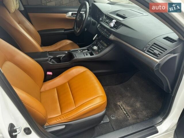 Білий Лексус СТ, об'ємом двигуна 1.8 л та пробігом 288 тис. км за 11500 $, фото 18 на Automoto.ua