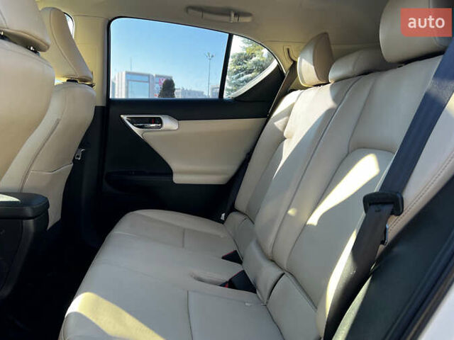 Білий Лексус СТ, об'ємом двигуна 1.8 л та пробігом 130 тис. км за 14400 $, фото 23 на Automoto.ua