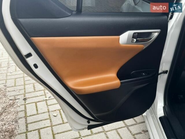 Білий Лексус СТ, об'ємом двигуна 1.8 л та пробігом 288 тис. км за 11500 $, фото 15 на Automoto.ua