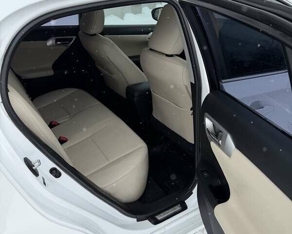 Белый Лексус СТ, объемом двигателя 1.8 л и пробегом 130 тыс. км за 13500 $, фото 6 на Automoto.ua