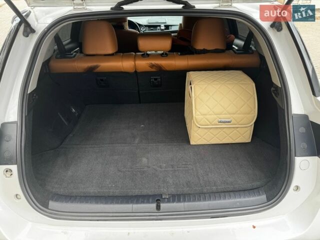 Білий Лексус СТ, об'ємом двигуна 1.8 л та пробігом 288 тис. км за 11500 $, фото 23 на Automoto.ua