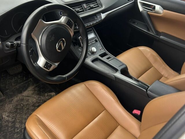 Белый Лексус СТ, объемом двигателя 1.8 л и пробегом 200 тыс. км за 10850 $, фото 2 на Automoto.ua