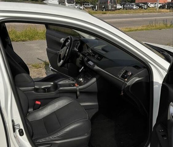 Белый Лексус СТ, объемом двигателя 1.8 л и пробегом 257 тыс. км за 14999 $, фото 10 на Automoto.ua