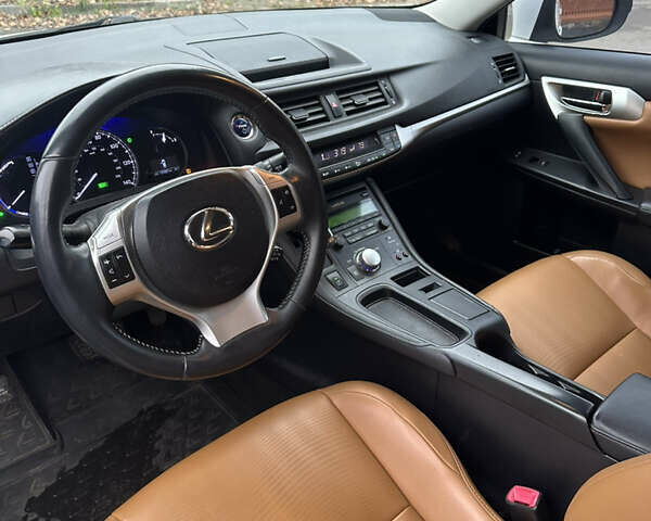 Белый Лексус СТ, объемом двигателя 1.8 л и пробегом 220 тыс. км за 11000 $, фото 7 на Automoto.ua