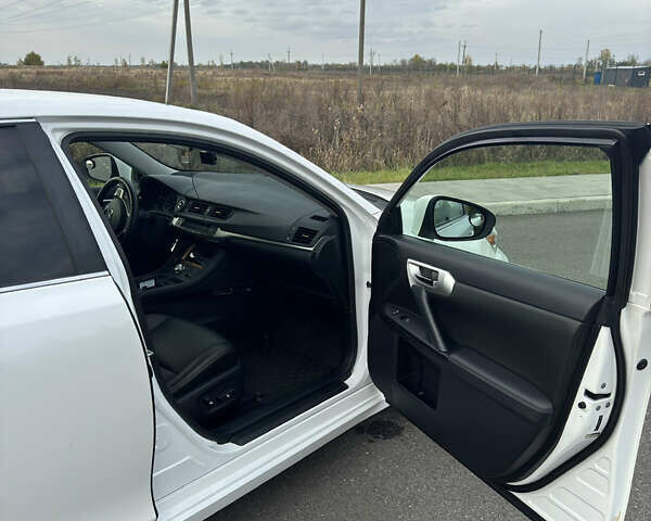 Лексус СТ 2013 в Киеве на Automoto.ua Белый Лексус СТ, объемом двигателя 1.8 л и пробегом 91 тыс. км за 13200 $, фото 9 на Automoto.ua