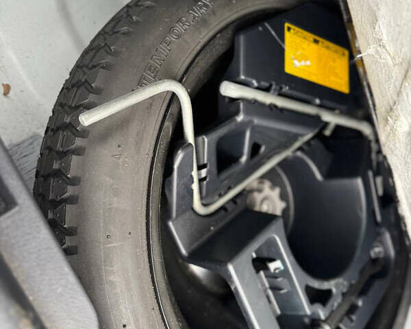 Белый Лексус СТ, объемом двигателя 1.8 л и пробегом 270 тыс. км за 10900 $, фото 21 на Automoto.ua