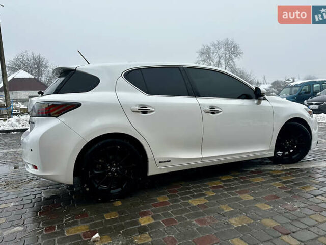 Белый Лексус СТ, объемом двигателя 1.8 л и пробегом 302 тыс. км за 13200 $, фото 2 на Automoto.ua