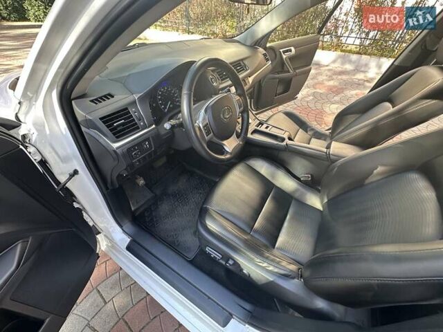 Лексус СТ 2013 в Одессе на Automoto.ua Белый Лексус СТ, объемом двигателя 1.8 л и пробегом 92 тыс. км за 15500 $, фото 19 на Automoto.ua