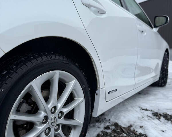 Белый Лексус СТ, объемом двигателя 1.8 л и пробегом 270 тыс. км за 10900 $, фото 17 на Automoto.ua