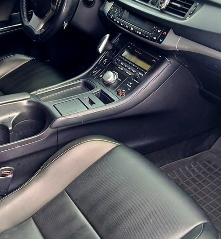 Белый Лексус СТ, объемом двигателя 1.8 л и пробегом 170 тыс. км за 14441 $, фото 8 на Automoto.ua