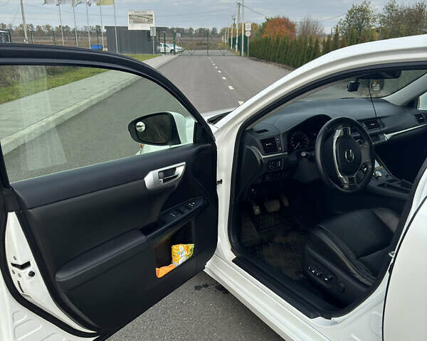 Лексус СТ 2013 в Киеве на Automoto.ua Белый Лексус СТ, объемом двигателя 1.8 л и пробегом 91 тыс. км за 13200 $, фото 6 на Automoto.ua