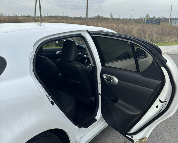 Лексус СТ 2013 в Киеве на Automoto.ua Белый Лексус СТ, объемом двигателя 1.8 л и пробегом 91 тыс. км за 13200 $, фото 11 на Automoto.ua