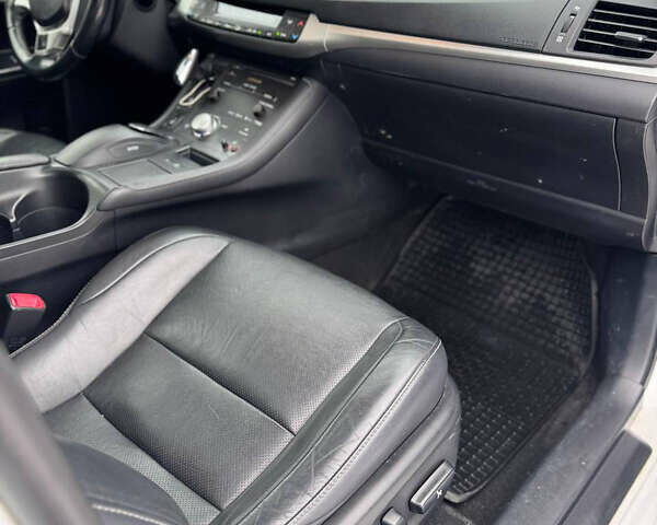 Белый Лексус СТ, объемом двигателя 1.8 л и пробегом 270 тыс. км за 10900 $, фото 19 на Automoto.ua