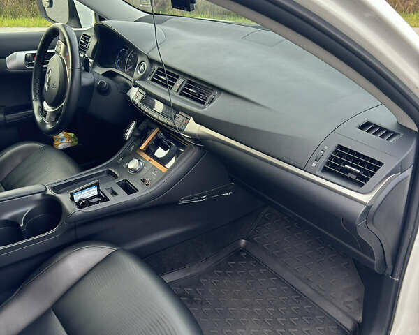 Лексус СТ 2013 в Киеве на Automoto.ua Белый Лексус СТ, объемом двигателя 1.8 л и пробегом 91 тыс. км за 13200 $, фото 7 на Automoto.ua