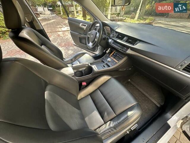 Лексус СТ 2013 в Одессе на Automoto.ua Белый Лексус СТ, объемом двигателя 1.8 л и пробегом 92 тыс. км за 15500 $, фото 35 на Automoto.ua