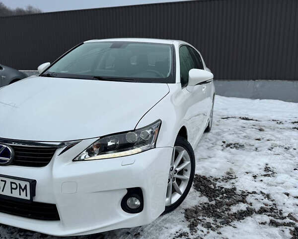 Белый Лексус СТ, объемом двигателя 1.8 л и пробегом 270 тыс. км за 10900 $, фото 9 на Automoto.ua