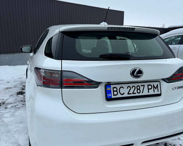 Белый Лексус СТ, объемом двигателя 1.8 л и пробегом 270 тыс. км за 10900 $, фото 4 на Automoto.ua