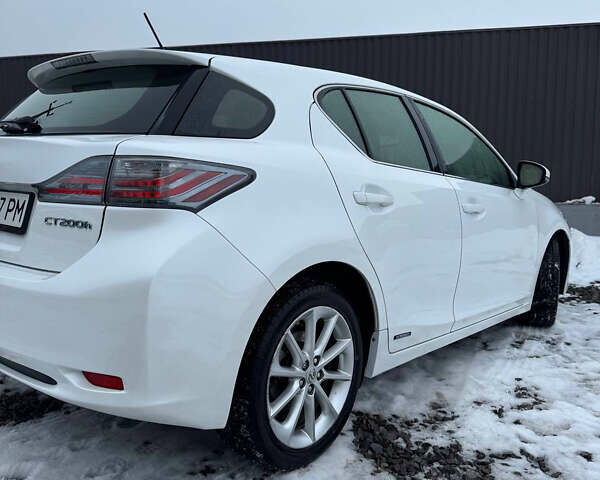 Белый Лексус СТ, объемом двигателя 1.8 л и пробегом 270 тыс. км за 10900 $, фото 2 на Automoto.ua