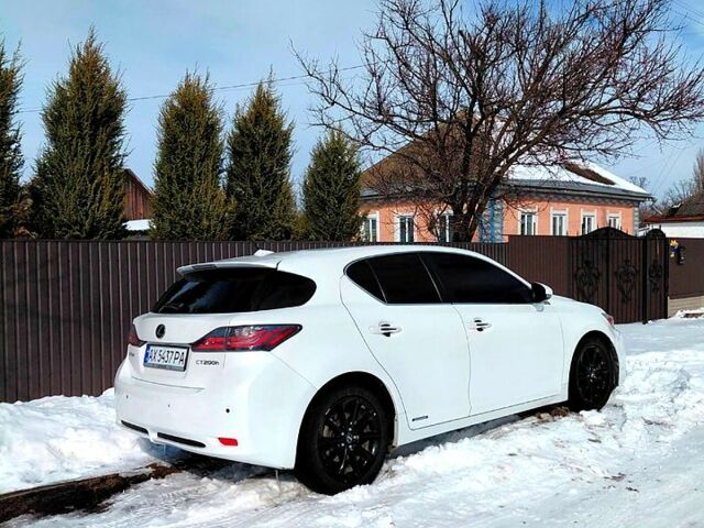 Белый Лексус СТ, объемом двигателя 1.8 л и пробегом 17000 тыс. км за 14441 $, фото 1 на Automoto.ua