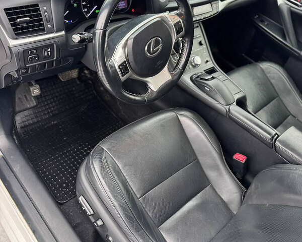 Белый Лексус СТ, объемом двигателя 1.8 л и пробегом 270 тыс. км за 10900 $, фото 13 на Automoto.ua