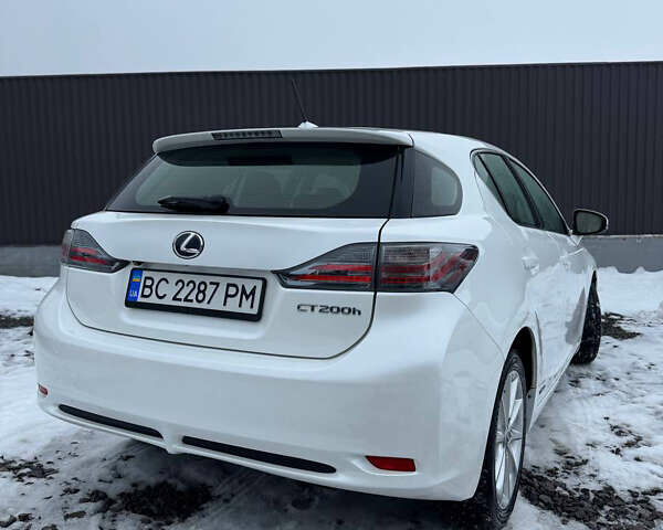 Белый Лексус СТ, объемом двигателя 1.8 л и пробегом 270 тыс. км за 10900 $, фото 1 на Automoto.ua