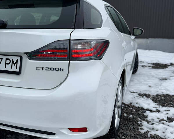 Белый Лексус СТ, объемом двигателя 1.8 л и пробегом 270 тыс. км за 10900 $, фото 16 на Automoto.ua