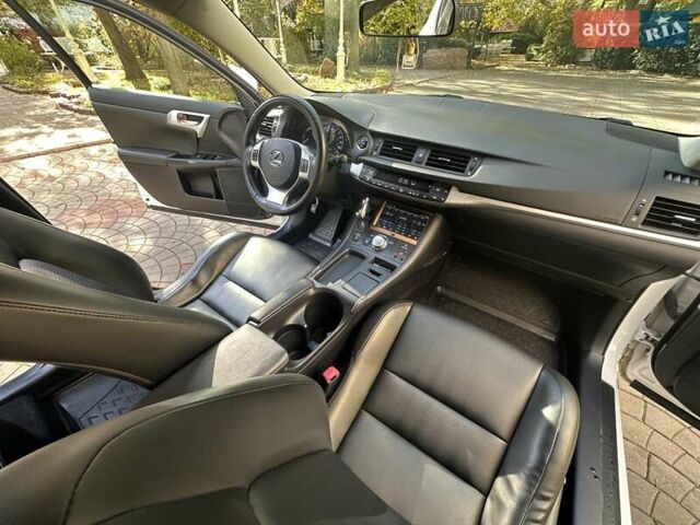 Лексус СТ 2013 в Одессе на Automoto.ua Белый Лексус СТ, объемом двигателя 1.8 л и пробегом 92 тыс. км за 15500 $, фото 40 на Automoto.ua