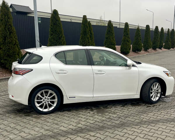 Белый Лексус СТ, объемом двигателя 1.8 л и пробегом 285 тыс. км за 11950 $, фото 2 на Automoto.ua