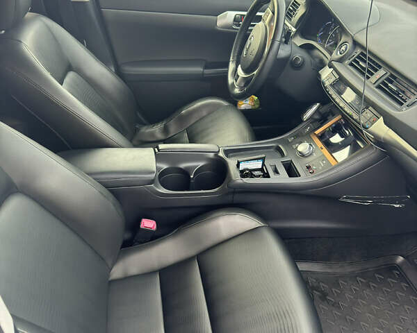 Лексус СТ 2013 в Киеве на Automoto.ua Белый Лексус СТ, объемом двигателя 1.8 л и пробегом 91 тыс. км за 13200 $, фото 8 на Automoto.ua