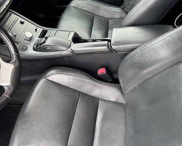 Белый Лексус СТ, объемом двигателя 1.8 л и пробегом 270 тыс. км за 10900 $, фото 11 на Automoto.ua