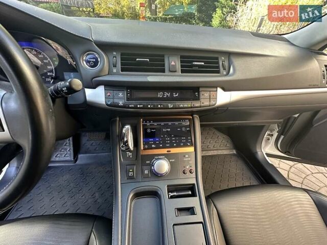 Лексус СТ 2013 в Одессе на Automoto.ua Белый Лексус СТ, объемом двигателя 1.8 л и пробегом 92 тыс. км за 15500 $, фото 29 на Automoto.ua