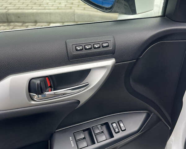 Білий Лексус СТ, об'ємом двигуна 1.8 л та пробігом 285 тис. км за 10950 $, фото 23 на Automoto.ua