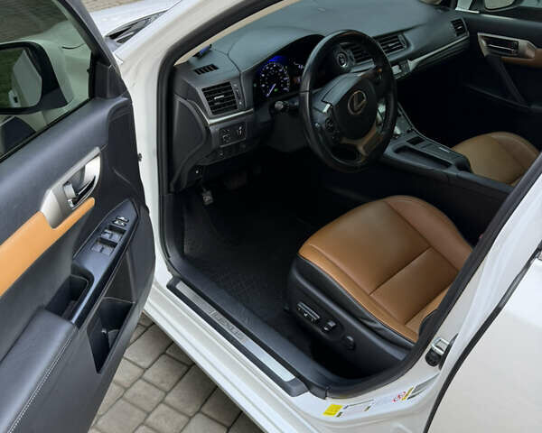 Белый Лексус СТ, объемом двигателя 1.8 л и пробегом 90 тыс. км за 14900 $, фото 10 на Automoto.ua