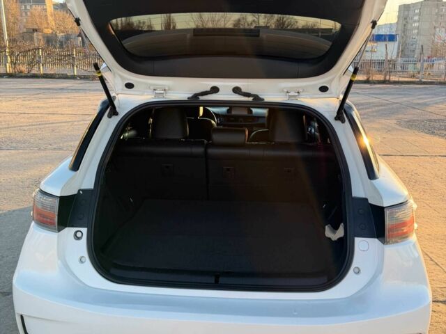 Белый Лексус СТ, объемом двигателя 1.8 л и пробегом 229 тыс. км за 14000 $, фото 8 на Automoto.ua